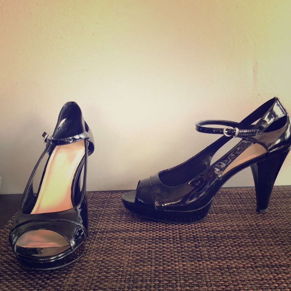 Open Toe-Strap Heel